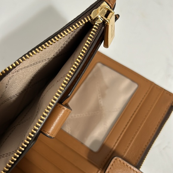 MICHAEL KORS  WALLET - Picture 9 of 10